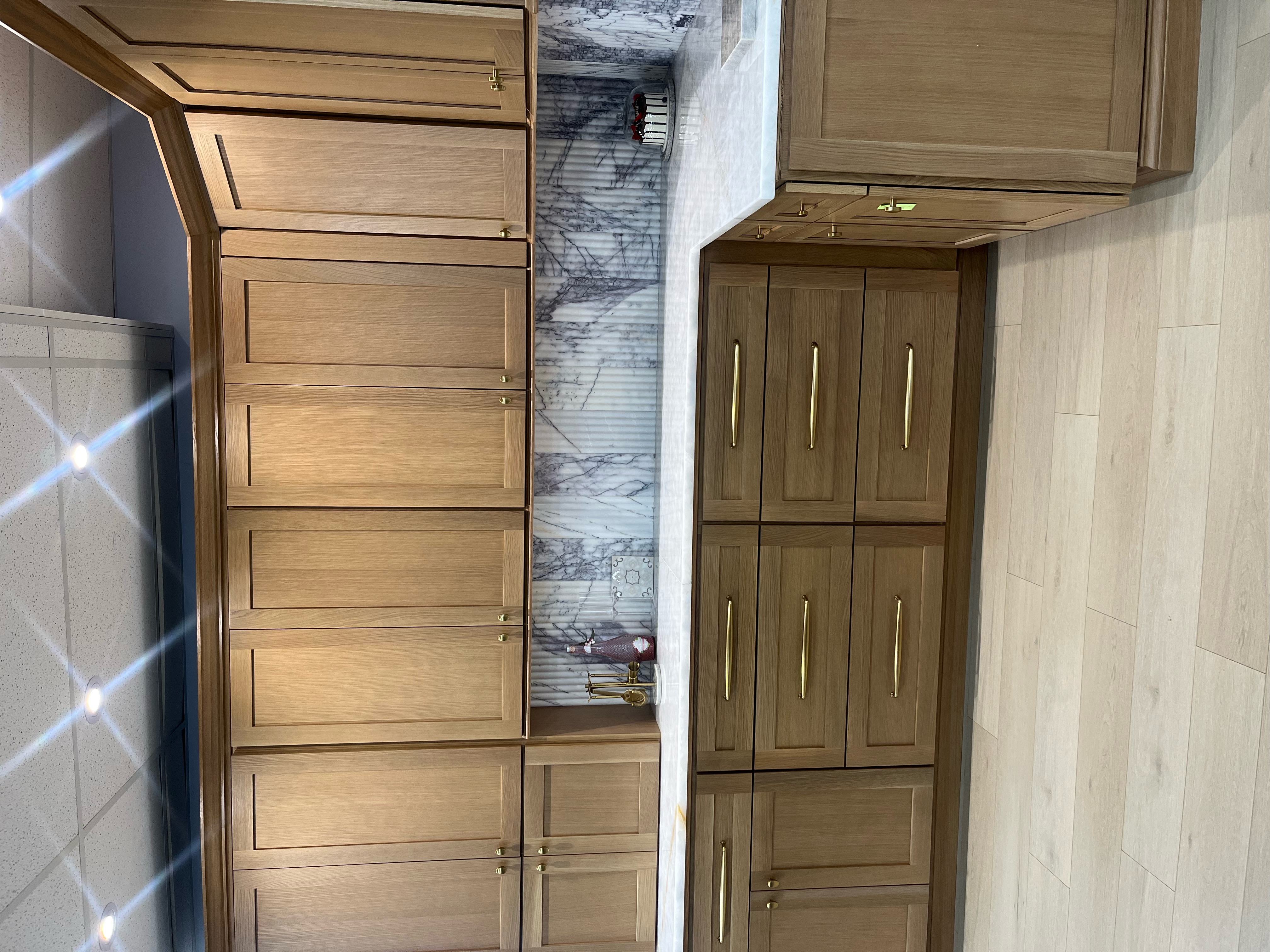 Oak Shaker cabinet finish — natural wood warmth